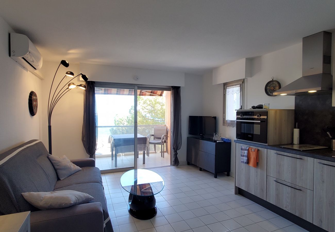 Studio in Fréjus - LE CAPITOLE Studio 27m2 air-conditioned sea view with balcony and secure private parking 30M walk from the beach and Port Fréjus