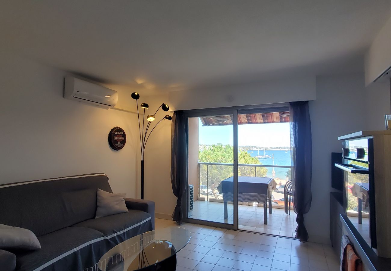 Studio in Fréjus - LE CAPITOLE Studio 27m2 air-conditioned sea view with balcony and secure private parking 30M walk from the beach and Port Fréjus