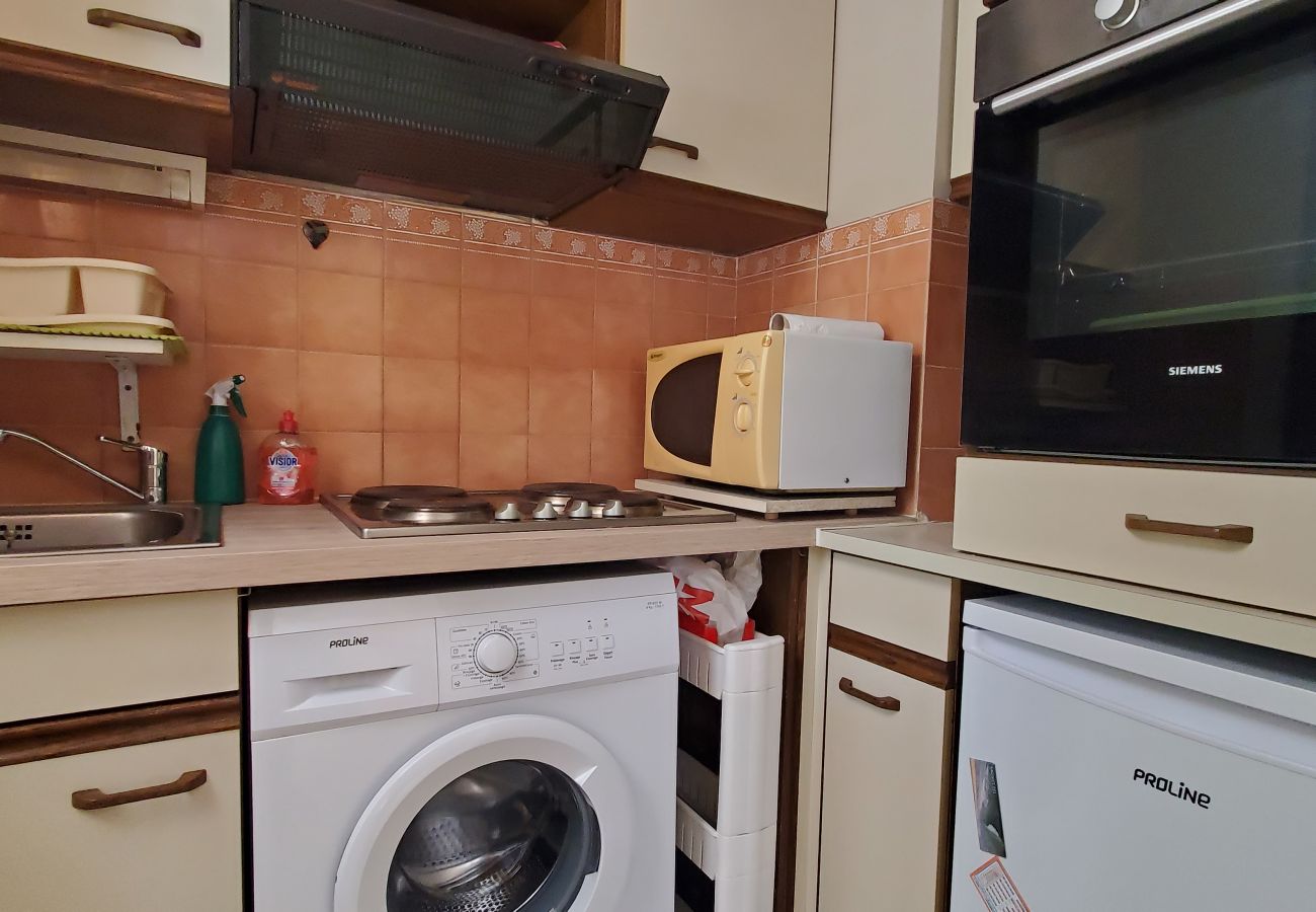 Studio in Fréjus - Fréjus Plage, LA MIOUGRANO, studio 25m2, 2 adults, 2 children, 300m from the beaches, swimming pool and balcony