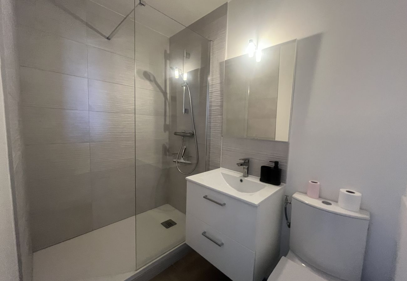 Studio in Fréjus - Fréjus Plage, LA MIOUGRANO, studio 25m2, 2 adults, 2 children, 300m from the beaches, swimming pool and balcony