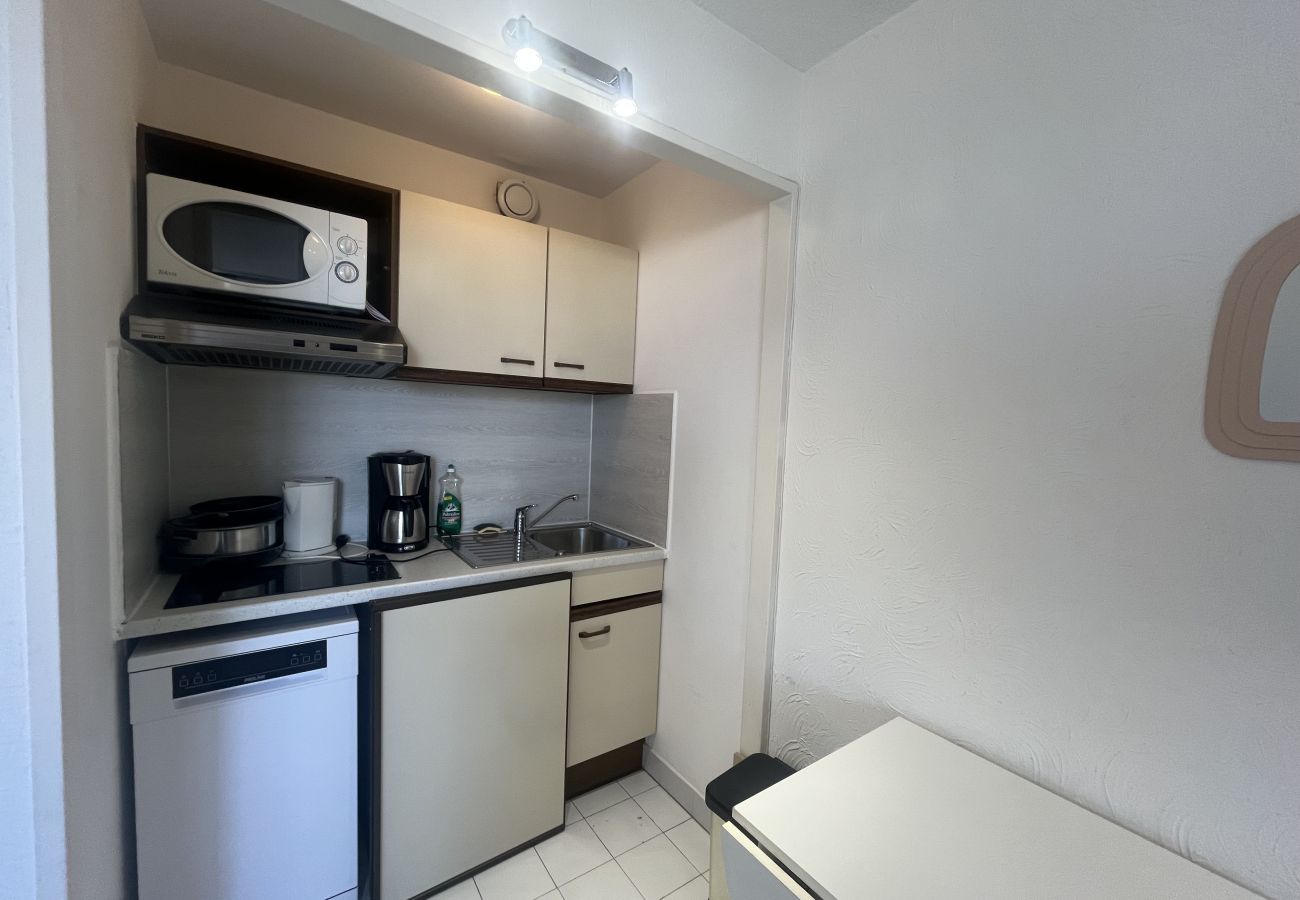 Studio in Fréjus - Fréjus Plage, LA MIOUGRANO, studio 25m2, 2 adults, 2 children, 300m from the beaches, swimming pool and balcony