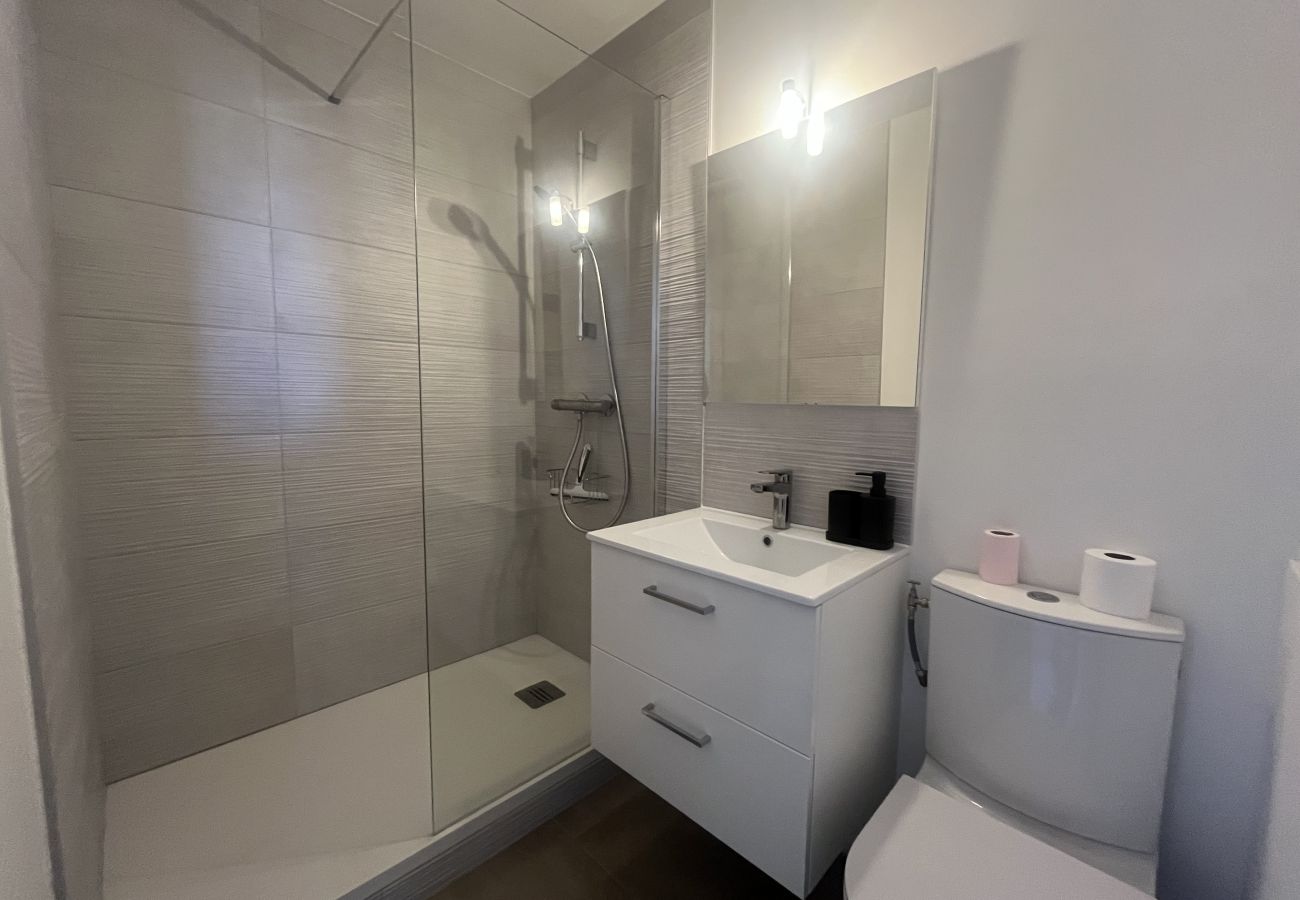 Studio in Fréjus - Fréjus Plage, LA MIOUGRANO, studio 25m2, 2 adults, 2 children, 300m from the beaches, swimming pool and balcony