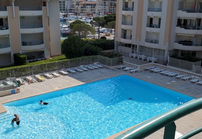 Apartment in Fréjus - Port-Frejus, Open, 2 rooms, 42m2, air conditioning, balcony overlooking the pool and garden, parking