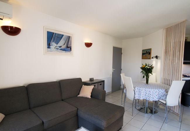 Apartment in Fréjus - Port-Frejus, Open, 2 rooms, 42m2, air conditioning, balcony overlooking the pool and garden, parking