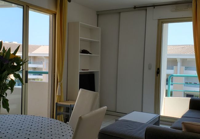 Apartment in Fréjus - Port-Frejus, Open, 2 rooms, 42m2, air conditioning, balcony overlooking the pool and garden, parking
