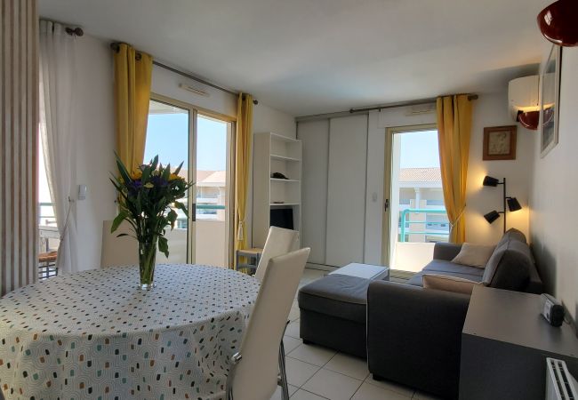 in Fréjus - Port-Frejus, Open, 2 rooms, 42m2, air conditioning, balcony overlooking the pool and garden, parking