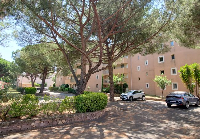 Apartment in Fréjus - Fréjus Plage, Le MINERVA, 2 rooms, 450 m from the beaches, closed balcony of 14m2,  private parking, wooded setting