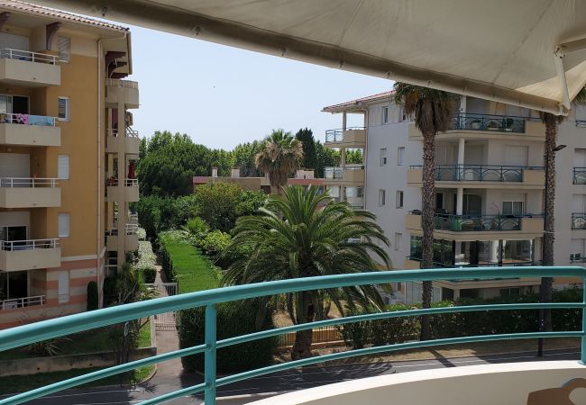 Apartment in Fréjus - Port-Frejus, Open, 2 rooms, 40m2, air-conditioned, 4 people. large balcony of 12m2, swimming pool, beaches 100m away, parking