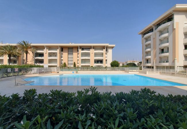 Apartment in Fréjus - Port-Frejus, Open, 2 rooms, 40m2, air-conditioned, 4 people. large balcony of 12m2, swimming pool, beaches 100m away, parking