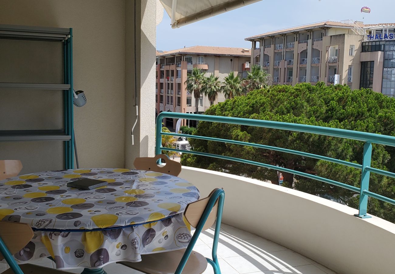 Apartment in Fréjus - Port-Frejus, Open, 2 rooms, 40m2, air-conditioned, 4 people. large balcony of 12m2, swimming pool, beaches 100m away, parking