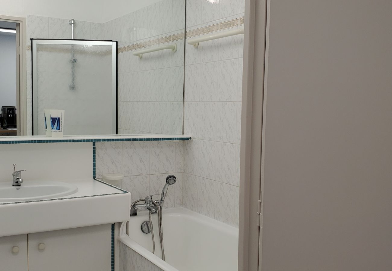 Apartment in Fréjus - Port-Frejus, Open, 2 rooms, 40m2, air-conditioned, 4 people. large balcony of 12m2, swimming pool, beaches 100m away, parking