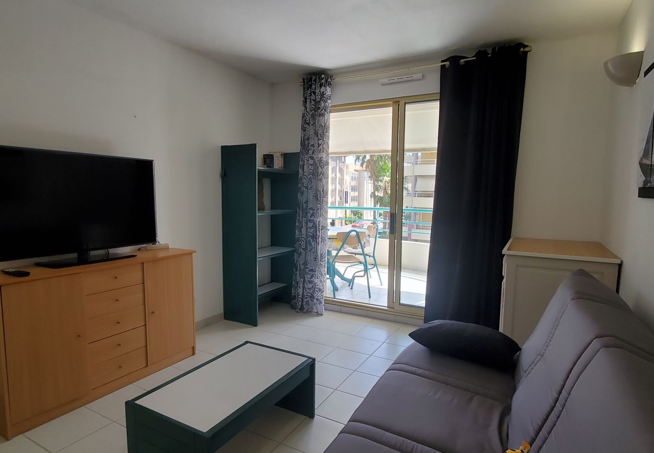 Apartment in Fréjus - Port-Frejus, Open, 2 rooms, 40m2, air-conditioned, 4 people. large balcony of 12m2, swimming pool, beaches 100m away, parking