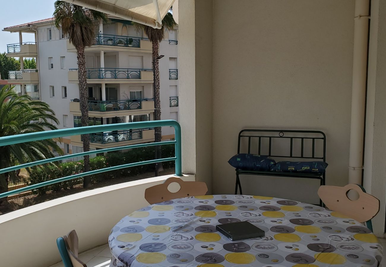 Apartment in Fréjus - Port-Frejus, Open, 2 rooms, 40m2, air-conditioned, 4 people. large balcony of 12m2, swimming pool, beaches 100m away, parking