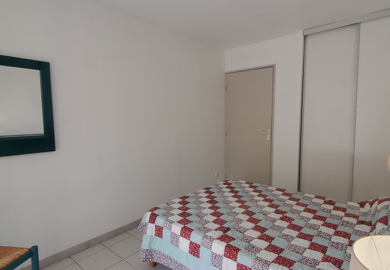 Apartment in Fréjus - Port-Frejus, Open, 2 rooms, 40m2, air-conditioned, 4 people. large balcony of 12m2, swimming pool, beaches 100m away, parking