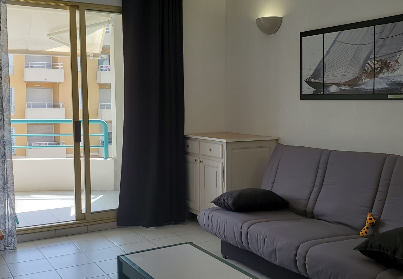 Apartment in Fréjus - Port-Frejus, Open, 2 rooms, 40m2, air-conditioned, 4 people. large balcony of 12m2, swimming pool, beaches 100m away, parking