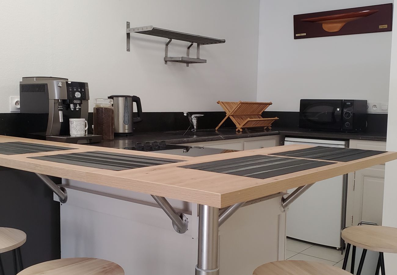 Apartment in Fréjus - Port-Frejus, Open, 2 rooms, 40m2, air-conditioned, 4 people. large balcony of 12m2, swimming pool, beaches 100m away, parking
