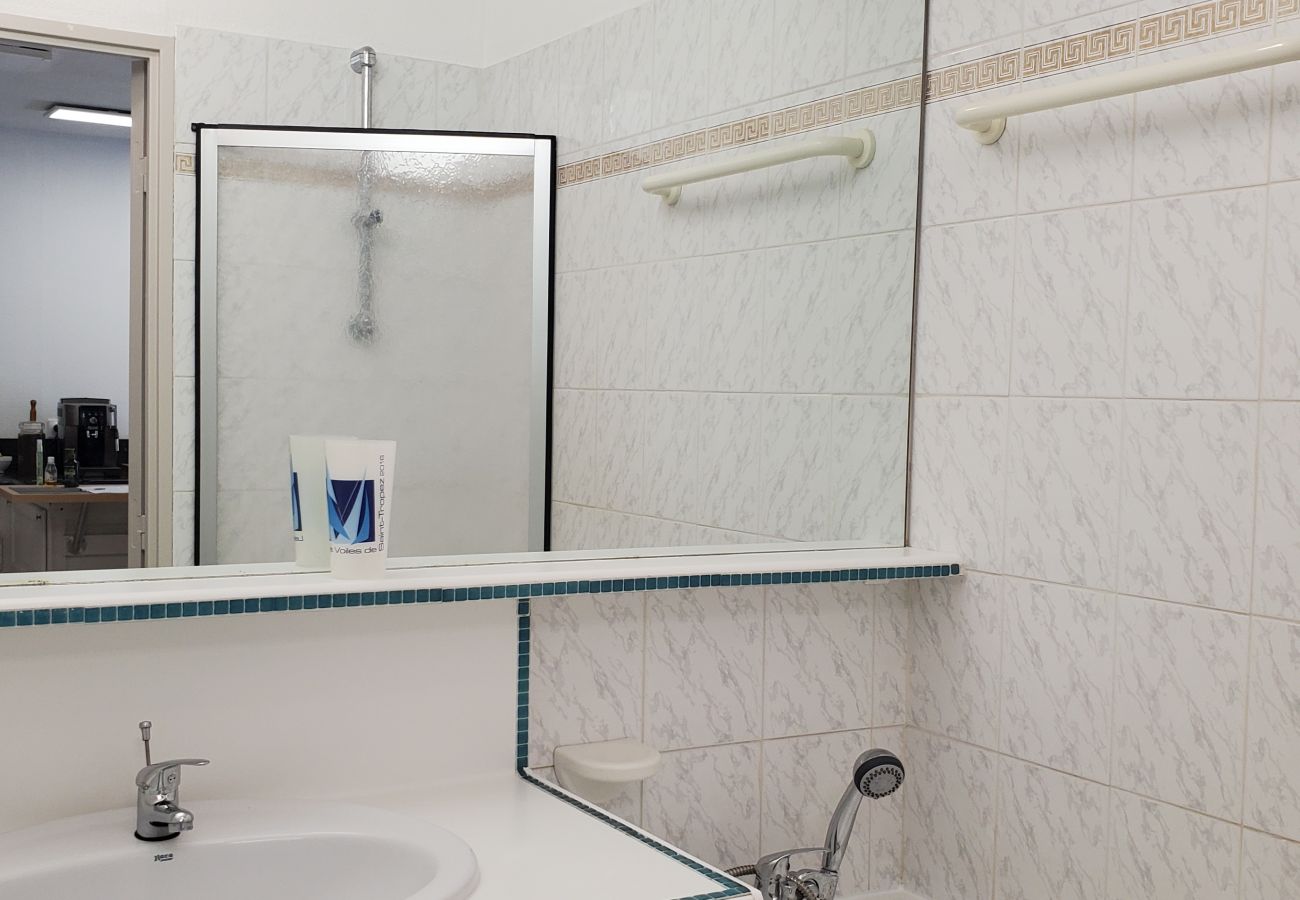 Apartment in Fréjus - Port-Frejus, Open, 2 rooms, 40m2, air-conditioned, 4 people. large balcony of 12m2, swimming pool, beaches 100m away, parking