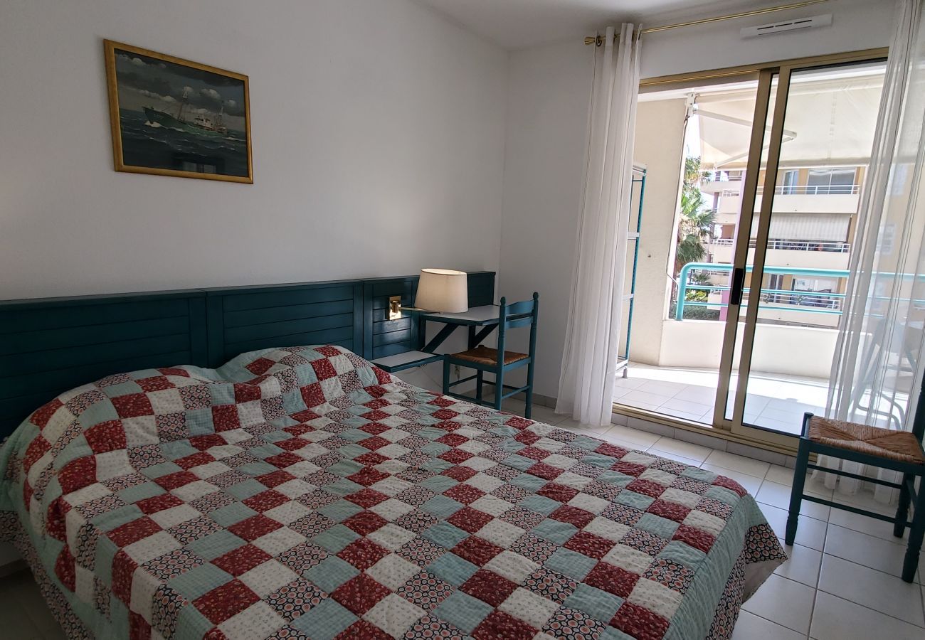 Apartment in Fréjus - Port-Frejus, Open, 2 rooms, 40m2, air-conditioned, 4 people. large balcony of 12m2, swimming pool, beaches 100m away, parking