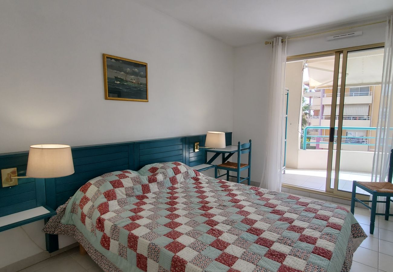 Apartment in Fréjus - Port-Frejus, Open, 2 rooms, 40m2, air-conditioned, 4 people. large balcony of 12m2, swimming pool, beaches 100m away, parking