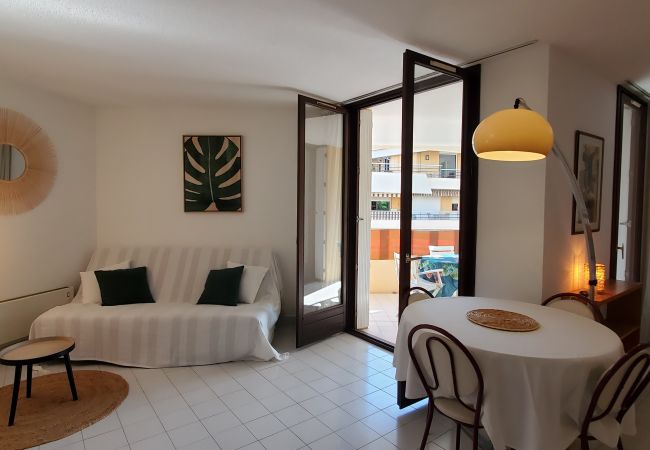  in Fréjus - Fréjus Plage, La MIOUGRANO, beautiful 3 room apartment, 5 people, large balcony, box in the basement, sought-after residence with swimming pool