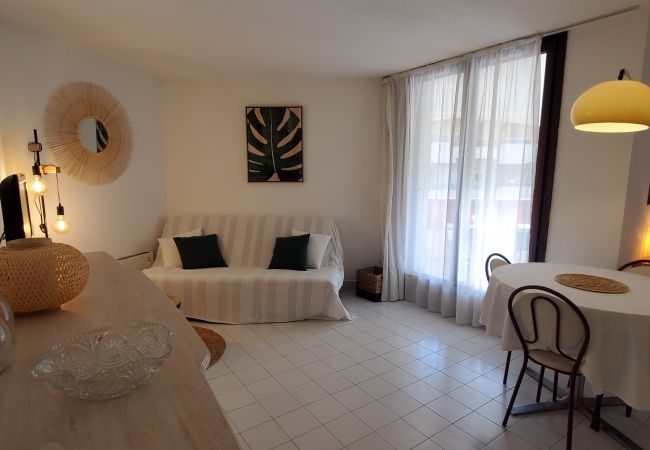 Apartment in Fréjus - Fréjus Plage, La MIOUGRANO, beautiful 3 room apartment, 5 people, large balcony, box in the basement, sought-after residence with swimming pool Apartment in Fréjus - Fréjus Plage, La MIOUGRANO, beautiful 3 room apartment, 5 people, large balcony, box in the basement, sought-after residence with swimming pool