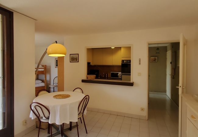 Apartment in Fréjus - Fréjus Plage, La MIOUGRANO, beautiful 3 room apartment, 5 people, large balcony, box in the basement, sought-after residence with swimming pool