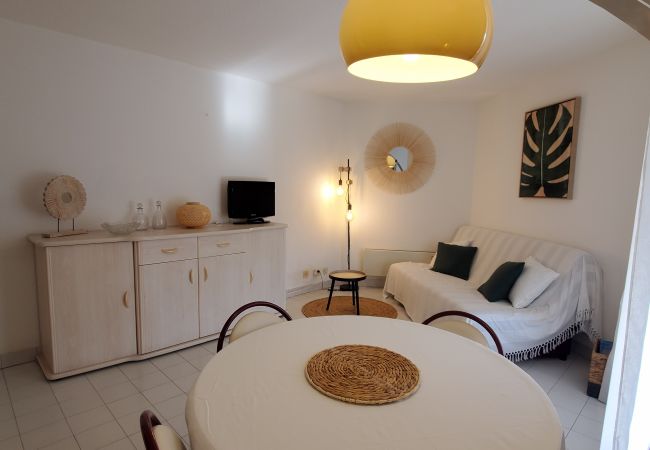 Apartment in Fréjus - Fréjus Plage, La MIOUGRANO, beautiful 3 room apartment, 5 people, large balcony, box in the basement, sought-after residence with swimming pool Apartment in Fréjus - Fréjus Plage, La MIOUGRANO, beautiful 3 room apartment, 5 people, large balcony, box in the basement, sought-after residence with swimming pool