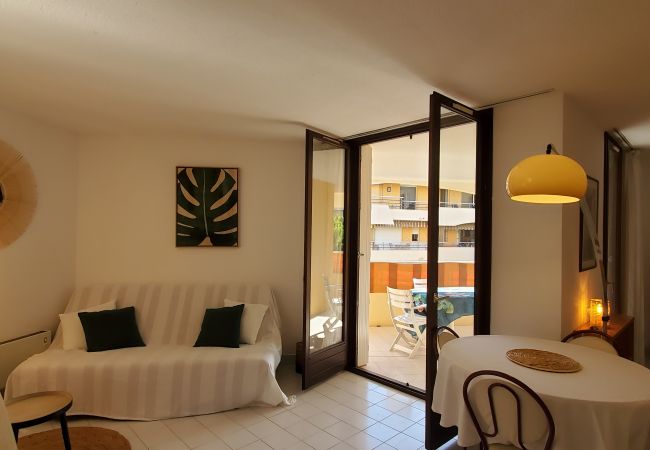 Apartment in Fréjus - Fréjus Plage, La MIOUGRANO, beautiful 3 room apartment, 5 people, large balcony, box in the basement, sought-after residence with swimming pool