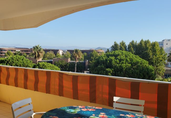 Apartment in Fréjus - Fréjus Plage, La MIOUGRANO, beautiful 3 room apartment, 5 people, large balcony, box in the basement, sought-after residence with swimming pool