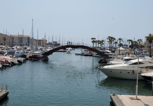 Apartment in Fréjus - Incredible view of Port-Fréjus, Cap Hermès, 2/3 rooms, capacity 5/6 people, swimming pool, beautiful balcony, parking and air conditioning for a pleasant stay in the sun and relaxation