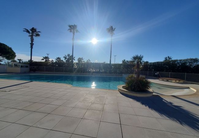 Apartment in Fréjus - Incredible view of Port-Fréjus, Cap Hermès, 2/3 rooms, capacity 5/6 people, swimming pool, beautiful balcony, parking and air conditioning for a pleasant stay in the sun and relaxation