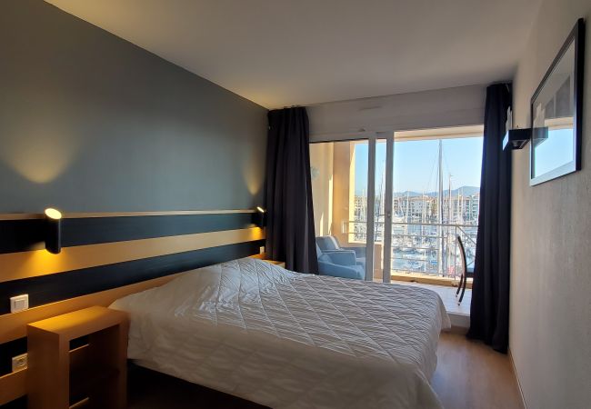 Apartment in Fréjus - Incredible view of Port-Fréjus, Cap Hermès, 2/3 rooms, capacity 5/6 people, swimming pool, beautiful balcony, parking and air conditioning for a pleasant stay in the sun and relaxation