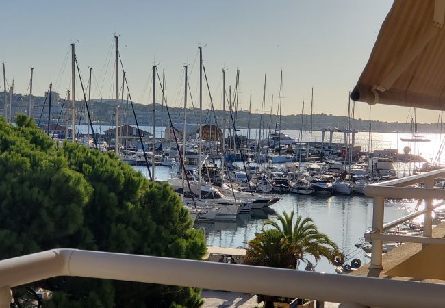 Apartment in Fréjus - Port Fréjus, Les rives Latines, 100 m from the beaches, 2 rooms, 40m2, capacity 4/5 people, balcony with port view, air-conditioned, WIFI closed garage