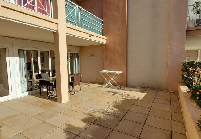Apartment in Fréjus - Port-Fréjus, Cap Hermès, 2/3 rooms 50m2, 6 beds, swimming pool, air-conditioned, parking, direct access to the beach, large terrace 50m2 for a pleasant stay in the sun, relaxation and leisure