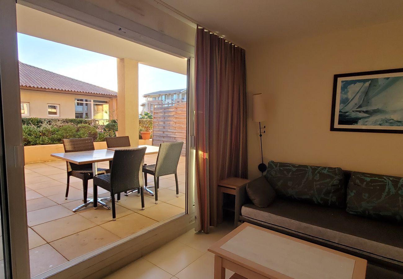 Apartment in Fréjus - Port-Fréjus, Cap Hermès, 2/3 rooms 50m2,WIFI, 6 beds, swimming pool, air-conditioned, parking, direct access to the beach, large terrace 50m2 for a pleasant stay in the sun, relaxation and leisure