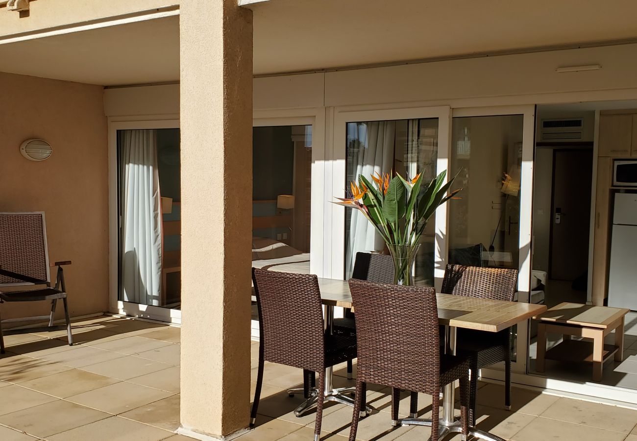 Apartment in Fréjus - Port-Fréjus, Cap Hermès, 2/3 rooms 50m2,WIFI, 6 beds, swimming pool, air-conditioned, parking, direct access to the beach, large terrace 50m2 for a pleasant stay in the sun, relaxation and leisure