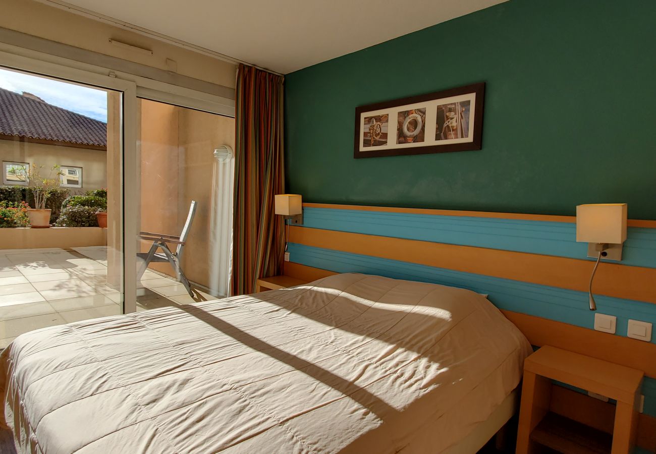 Apartment in Fréjus - Port-Fréjus, Cap Hermès, 2/3 rooms 50m2,WIFI, 6 beds, swimming pool, air-conditioned, parking, direct access to the beach, large terrace 50m2 for a pleasant stay in the sun, relaxation and leisure