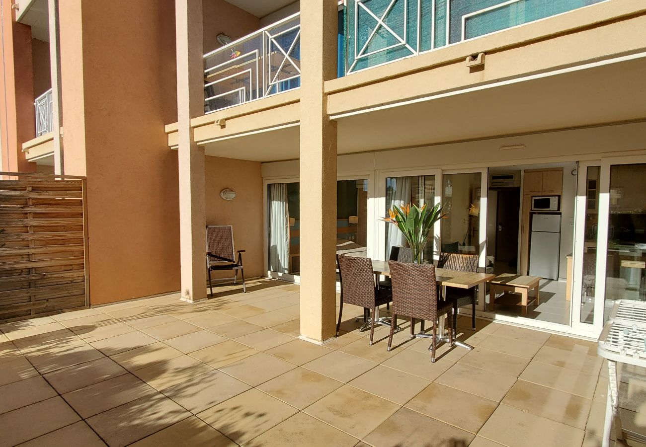 Apartment in Fréjus - Port-Fréjus, Cap Hermès, 2/3 rooms 50m2,WIFI, 6 beds, swimming pool, air-conditioned, parking, direct access to the beach, large terrace 50m2 for a pleasant stay in the sun, relaxation and leisure