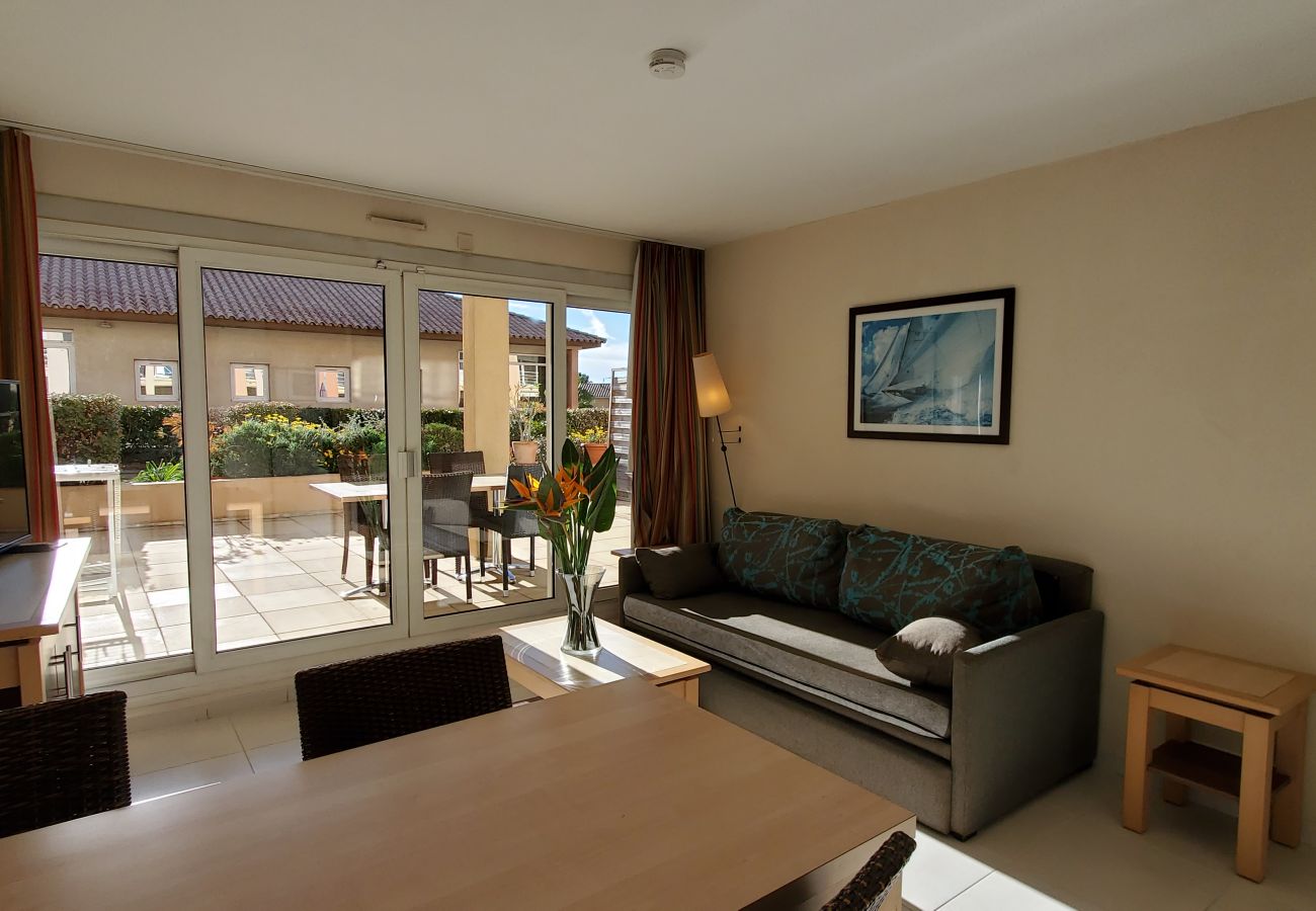 Apartment in Fréjus - Port-Fréjus, Cap Hermès, 2/3 rooms 50m2,WIFI, 6 beds, swimming pool, air-conditioned, parking, direct access to the beach, large terrace 50m2 for a pleasant stay in the sun, relaxation and leisure