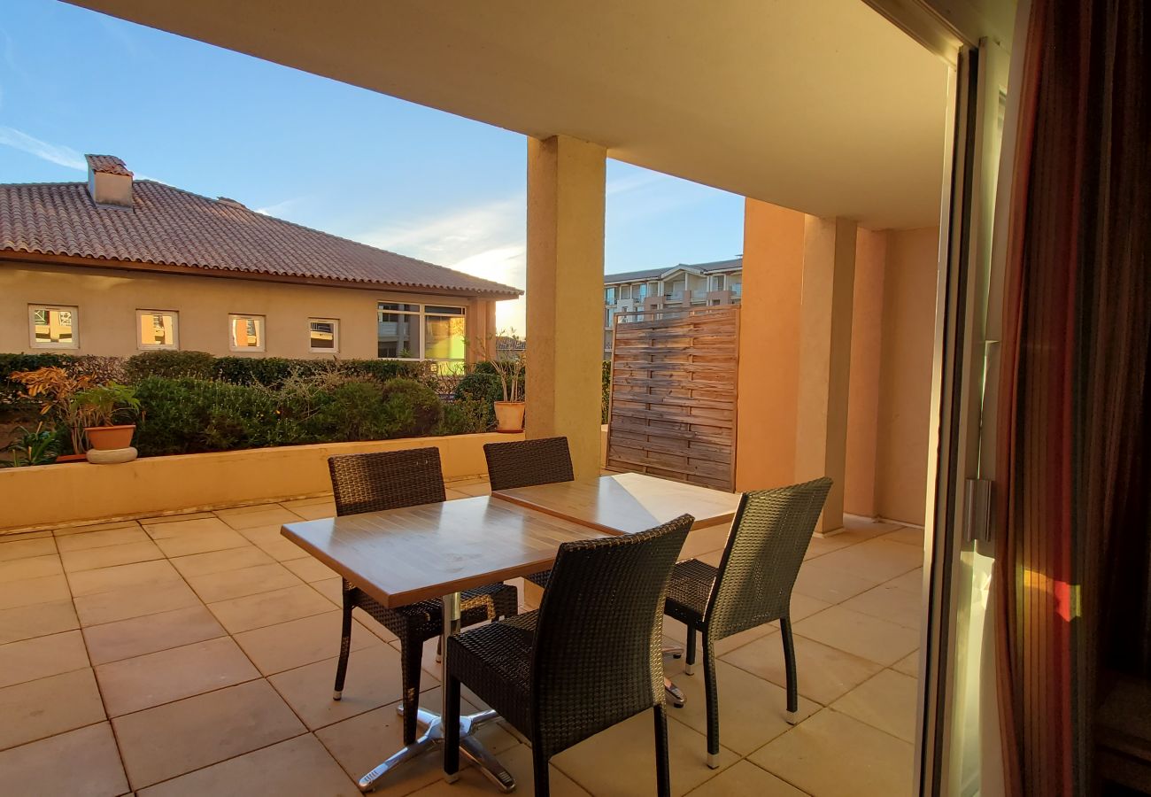 Apartment in Fréjus - Port-Fréjus, Cap Hermès, 2/3 rooms 50m2,WIFI, 6 beds, swimming pool, air-conditioned, parking, direct access to the beach, large terrace 50m2 for a pleasant stay in the sun, relaxation and leisure