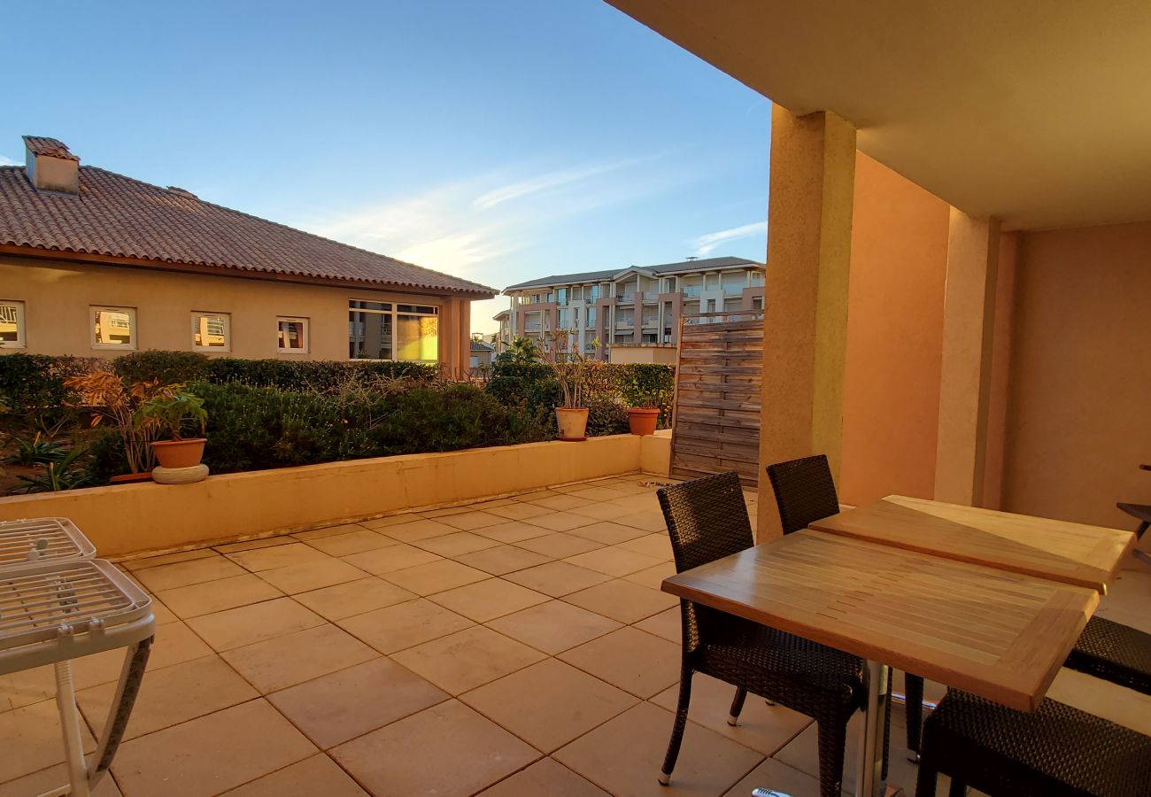 Apartment in Fréjus - Port-Fréjus, Cap Hermès, 2/3 rooms 50m2,WIFI, 6 beds, swimming pool, air-conditioned, parking, direct access to the beach, large terrace 50m2 for a pleasant stay in the sun, relaxation and leisure