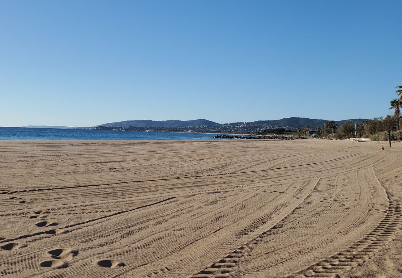 Apartment in Fréjus - Port-Fréjus, Cap Hermès, 2/3 rooms 50m2,WIFI, 6 beds, swimming pool, air-conditioned, parking, direct access to the beach, large terrace 50m2 for a pleasant stay in the sun, relaxation and leisure