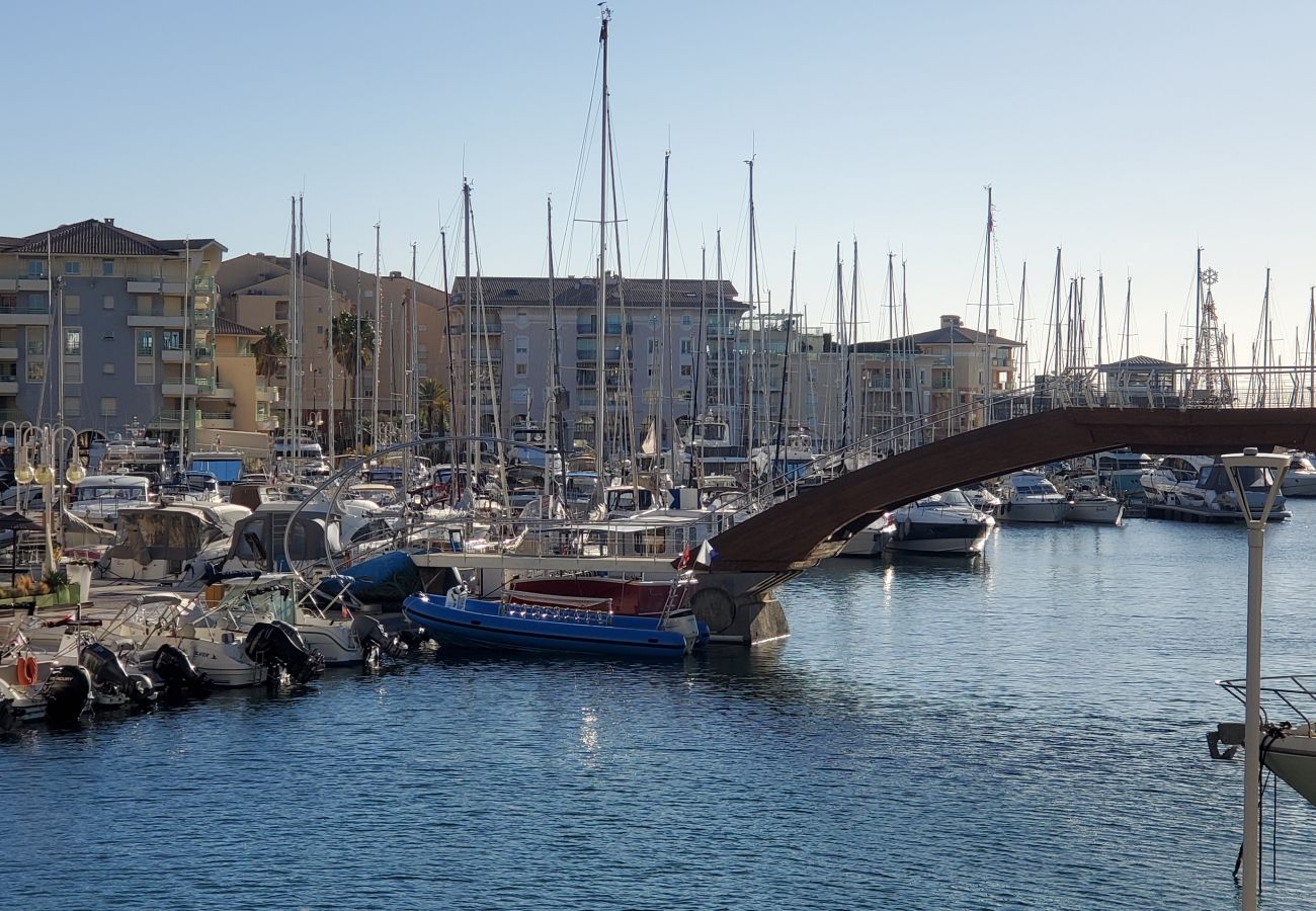 Apartment in Fréjus - Port-Fréjus, Cap Hermès, 2/3 rooms 50m2,WIFI, 6 beds, swimming pool, air-conditioned, parking, direct access to the beach, large terrace 50m2 for a pleasant stay in the sun, relaxation and leisure