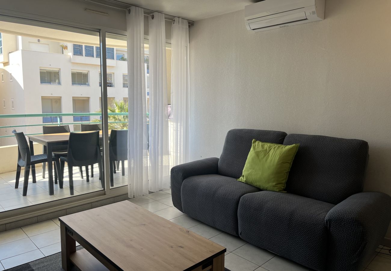 Apartment in Fréjus - Port-Fréjus, Cesaree Borghèse, 2/3 rooms 52m2, 4 beds, swimming pool, air-conditioned, parking, close access to the beach, large balcony for a pleasant stay in the sun, relaxation and leisure