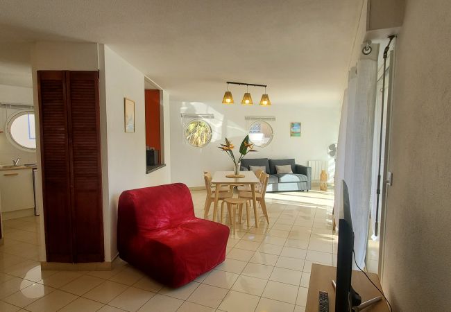 Apartment in Fréjus - Port-Fréjus, LE NADIR, on the quays, Large 2 room apartment 51m2, sleeps 4/5, parking, close access to the beaches, balcony, for a pleasant stay in the sun, relaxation and leisure