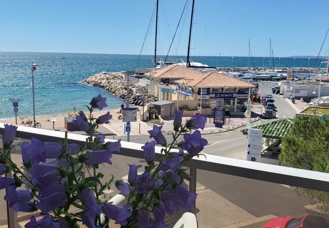 Studio in Fréjus - LE CAPITOLE, Sea view, Studio cabin 27m2 waterfront, 2 adults, 2 children, air conditioning and garage Studio in Fréjus - LE CAPITOLE, Sea view, Studio cabin 27m2 waterfront, 2 adults, 2 children, air conditioning and garage