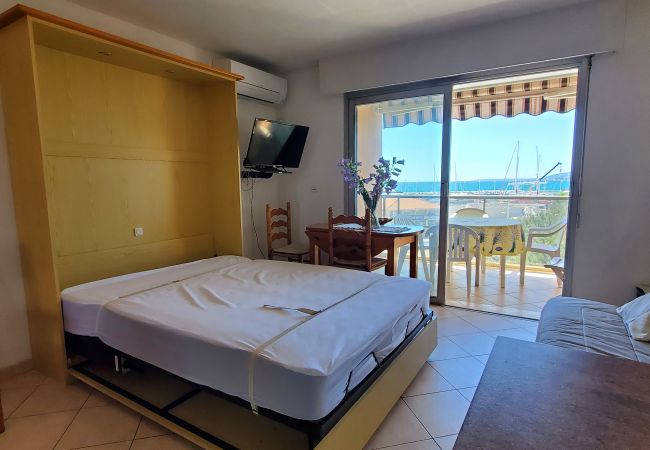 Studio in Fréjus - LE CAPITOLE, Sea view, Studio cabin 27m2 waterfront, 2 adults, 2 children, air conditioning and garage Studio in Fréjus - LE CAPITOLE, Sea view, Studio cabin 27m2 waterfront, 2 adults, 2 children, air conditioning and garage