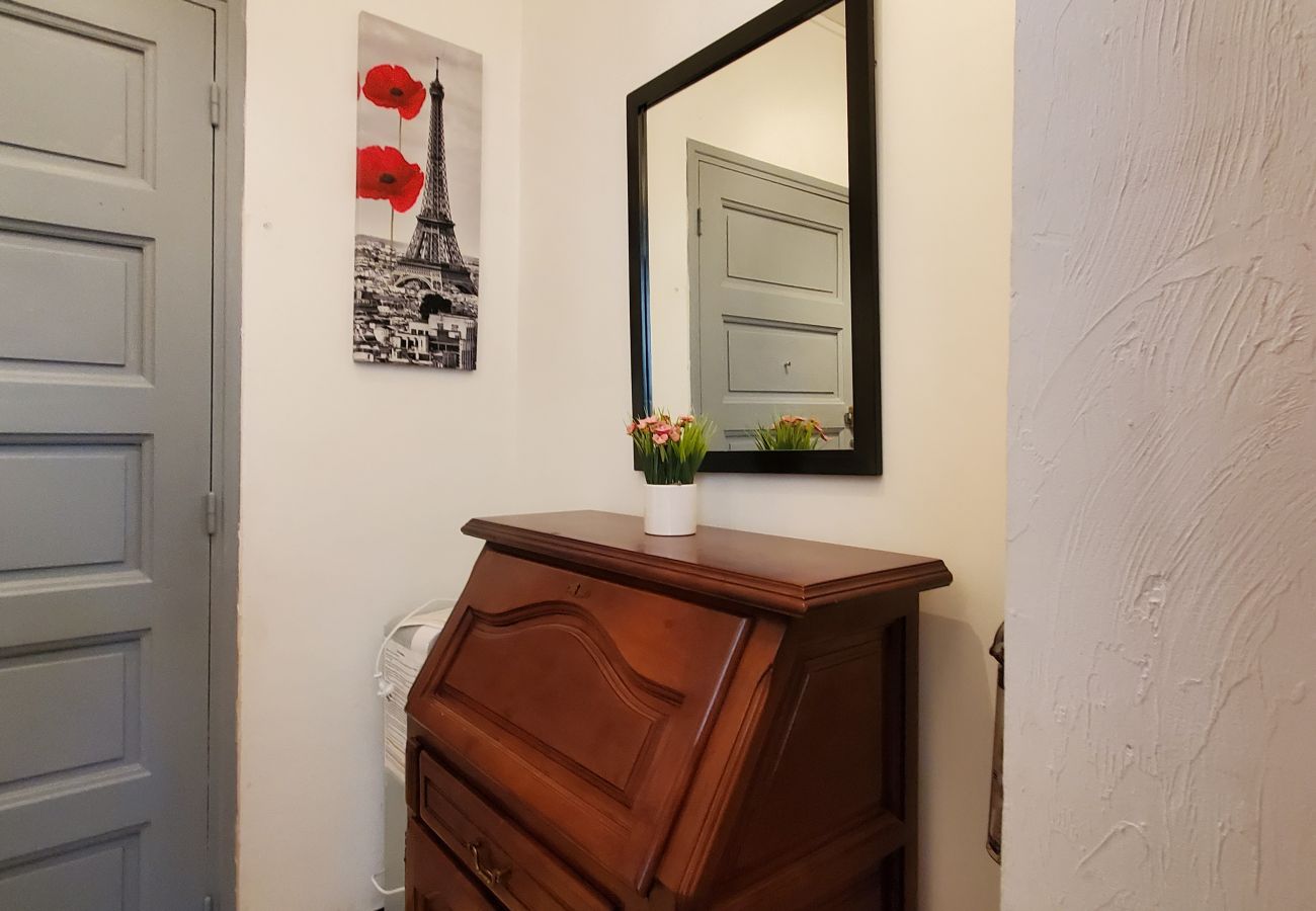 Apartment in Fréjus - Fréjus, Les Arênes, air-conditioned T2, 4 people, near center and transport