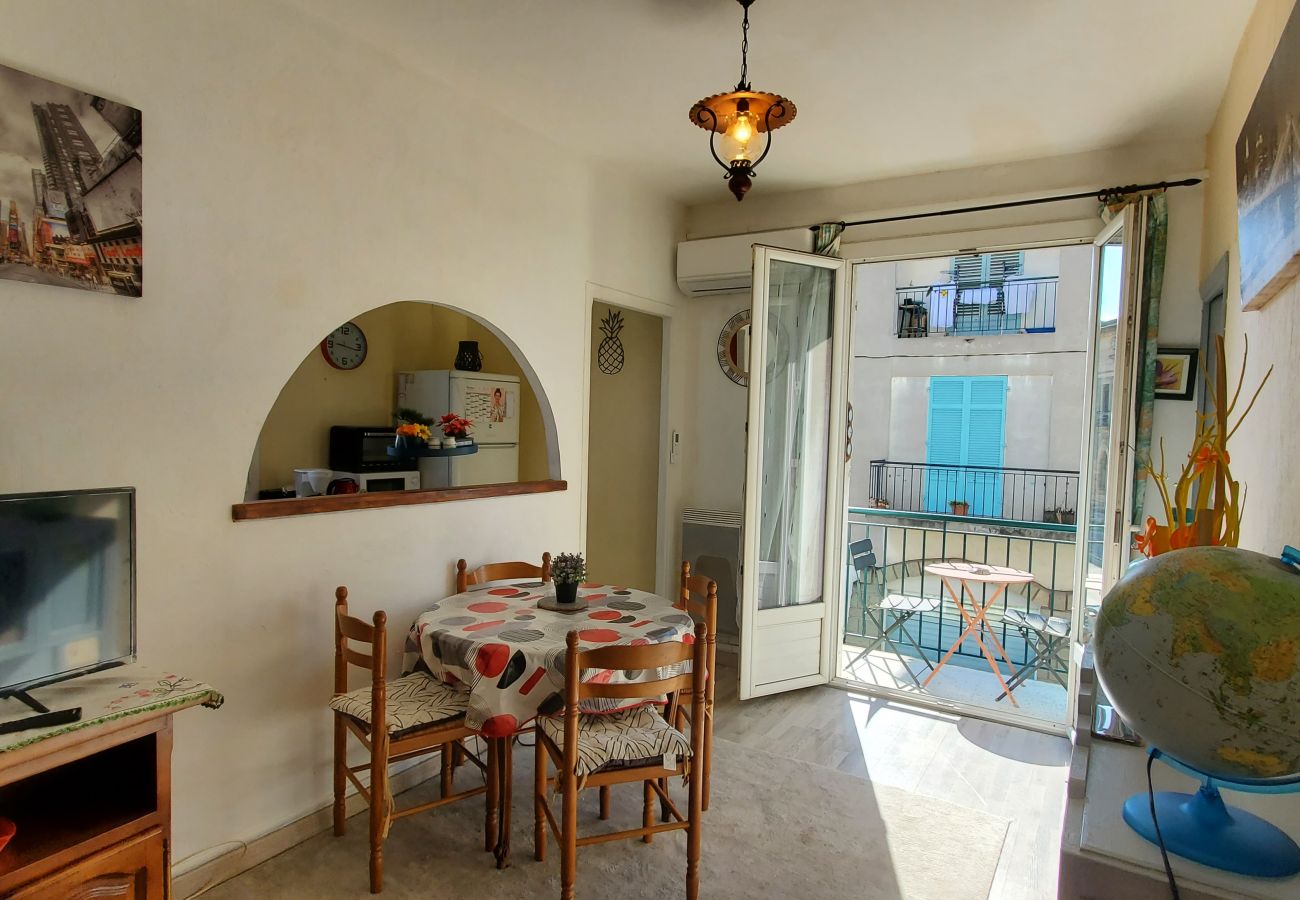 Apartment in Fréjus - Fréjus, Les Arênes, air-conditioned T2, 4 people, near center and transport