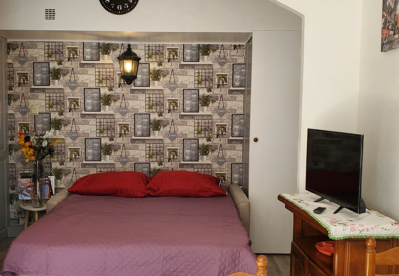 Apartment in Fréjus - Fréjus, Les Arênes, air-conditioned T2, 4 people, near center and transport